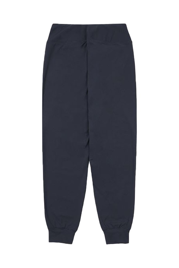 [오닐] 여성 린 슬림 조거 레깅스 OWPTM8113-915는 피트니스, 요가, 일상에서 활용하기 좋은 여성용 레깅스입니다. 네이비 컬러의 긴 기장으로, 겨울철에 따뜻하게 착용할 수 있습니다. 부드러운 촉감의 나일론, 폴리우레탄 혼방 소재에 기모 안감을 더해 보온성을 높였습니다. 슬림핏과 조거핏을 동시에 살린 디자인으로, 하이웨스트, 무릎 삼각 보강, Y존 부각 방지, 미끄럼 방지 밴딩 등의 특징을 갖췄습니다. 스포티, 미니멀, 캐주얼 스타일을 즐기는 분들께 추천합니다.
