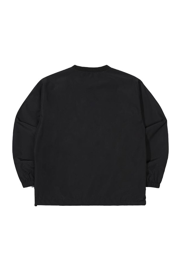 오닐(O'Neill) 남성 포니 우븐 맨투맨 OMTRM4114-199는 스포티하고 캐주얼한 스타일을 연출하기 좋은 남성용 맨투맨입니다. 가을, 겨울 시즌에 적합하며, 일상 및 야외 활동 시 따뜻하게 착용할 수 있습니다. 슬림핏 또는 스탠다드핏으로 출시되어, 핏을 선택하여 착용할 수 있습니다. 부드러운 촉감과 기모 안감으로 따뜻함을 더했으며, 표면에 은은한 광택감이 돋보이는 디자인입니다. 소매 부분의 리플렉티브 포인트와 탈부착 가능한 카라비너 디테일이 특징이며, 겨울 데일리룩에 활용하기 좋습니다.
