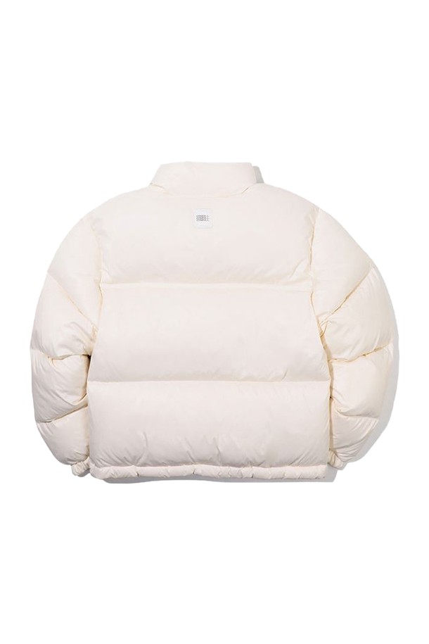 [오닐] 여성 베이 발열 덕다운 점퍼 OWDMM8101-103은 겨울철 일상 및 스포츠 활동에 적합한 여성용 덕다운 점퍼입니다. 크림 컬러의 무지 디자인으로 스포티하고 미니멀한 스타일을 연출합니다. 나일론 소재에 오리솜털 80%, 오리깃털 20% 충전재를 사용하여 보온성을 높였으며, HEAT 시스템 발열 기능으로 추운 날씨에도 따뜻하게 착용할 수 있습니다. 슬림핏과 스탠다드핏으로, 2-WAY 지퍼, 밑단 스트링 조절, 로고 웰딩 포인트 등의 디테일이 돋보입니다. 긴 소매 기장의 두꺼운 두께감으로 겨울철 데일리룩에 활용하기 좋습니다.
