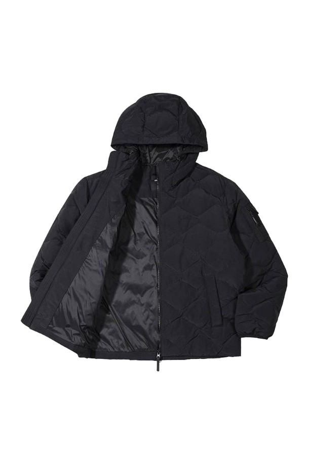 오닐 24/FW 남성 러스틀 덕다운 후디 점퍼 OMDLN4103-199는 가을, 겨울에 적합한 남성용 아우터입니다. 블랙 컬러의 물결 퀼팅 패턴이 돋보이는 캐주얼, 스포티 스타일의 덕다운 점퍼로, 아웃도어 활동, 여행, 일상에서 폭넓게 활용할 수 있습니다. 두꺼운 두께감과 부드러운 촉감의 나일론, 폴리에스터 혼방 소재로 제작되었으며, 오리 솜털 80%, 오리 깃털 20% 충전재를 사용하여 보온성을 높였습니다. 후드 부착형 디자인에 소매 아웃포켓 디테일, 캠핑무드를 더하여 실용성과 스타일을 동시에 잡았습니다. 슬림핏, 스탠다드핏, 루즈핏으로 다양한 핏을 연출할 수 있으며, 여행룩, 캠핑룩, 겨울 데일리룩에 잘 어울립니다.
