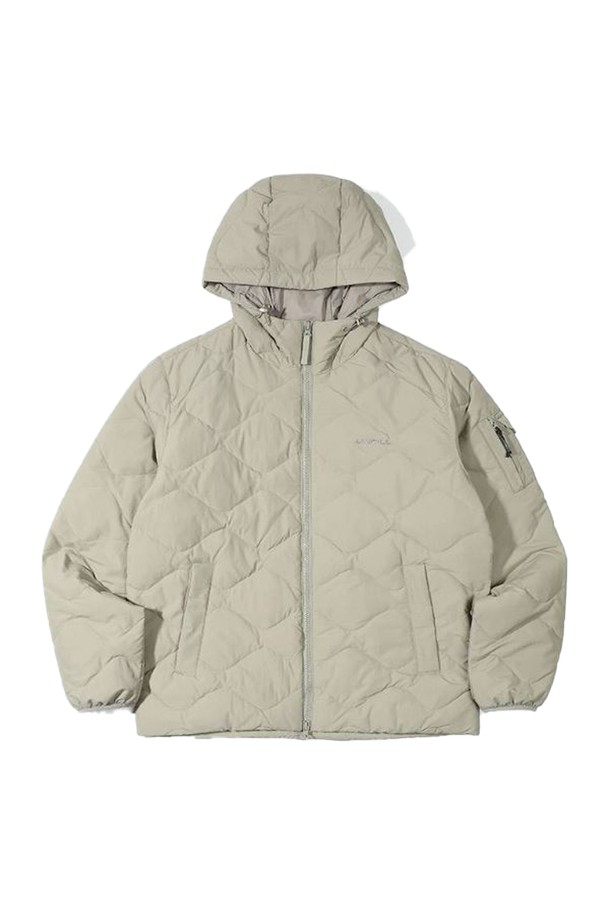 [오닐] 24/FW 남성 러스틀 덕다운 후디 점퍼 OMDLN4103-510은 아웃도어, 여행, 일상에서 폭넓게 활용 가능한 남성용 덕다운 점퍼입니다. 다크베이지 색상의 웨이브 퀼팅 디자인, 후드 디테일, 소매 아웃포켓으로 캐주얼과 스포티한 무드를 연출합니다. 보온성이 뛰어난 두꺼운 두께감과 부드러운 촉감, 긴 소매 기장으로 가을, 겨울 계절에 적합하며, 슬림핏, 레귤러핏, 루즈핏 등 다양한 핏으로 출시되었습니다. 가볍고 따뜻한 덕다운 충전재와 나일론, 폴리에스테르, 덕페더 소재 혼방으로 제작되어 캠핑룩, 여행룩 등 TPO에 맞춰 활용하기 좋습니다.
