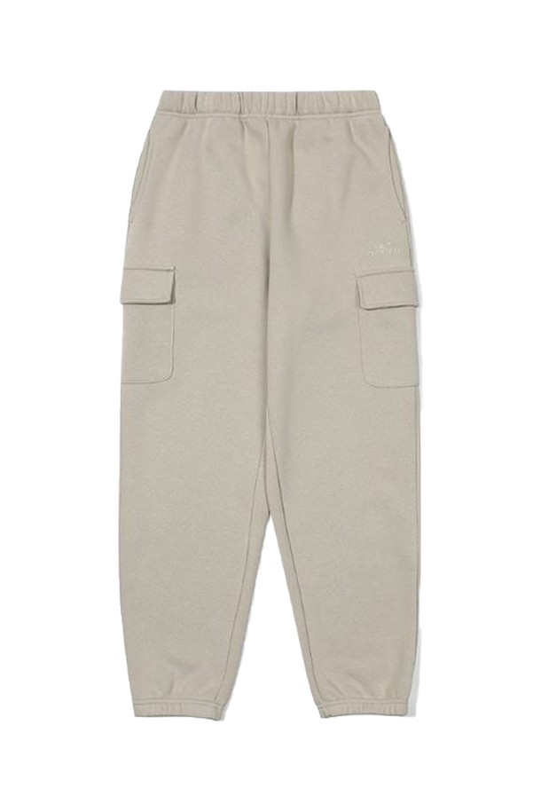 [오닐] 24/FW 여성 워딩 카고 조거 팬츠 OWPTN8151-509는 편안함과 스타일을 동시에 만족시키는 여성용 조거 팬츠입니다. 부드러운 면, 폴리에스테르 혼방 소재로 제작되어 따뜻하고 포근한 착용감을 선사하며, 기모 안감으로 보온성을 높였습니다. 허리 밴딩과 조거핏 디자인으로 활동성을 보장하며, 넉넉한 루즈핏으로 편안하게 착용 가능합니다. 베이지 컬러에 사이드 카고 포켓 디테일이 더해져 캐주얼하면서도 스포티한 무드를 연출하며, 겨울철 데일리룩, 집콕룩, 산책룩 등 다양한 TPO에 활용하기 좋습니다.

