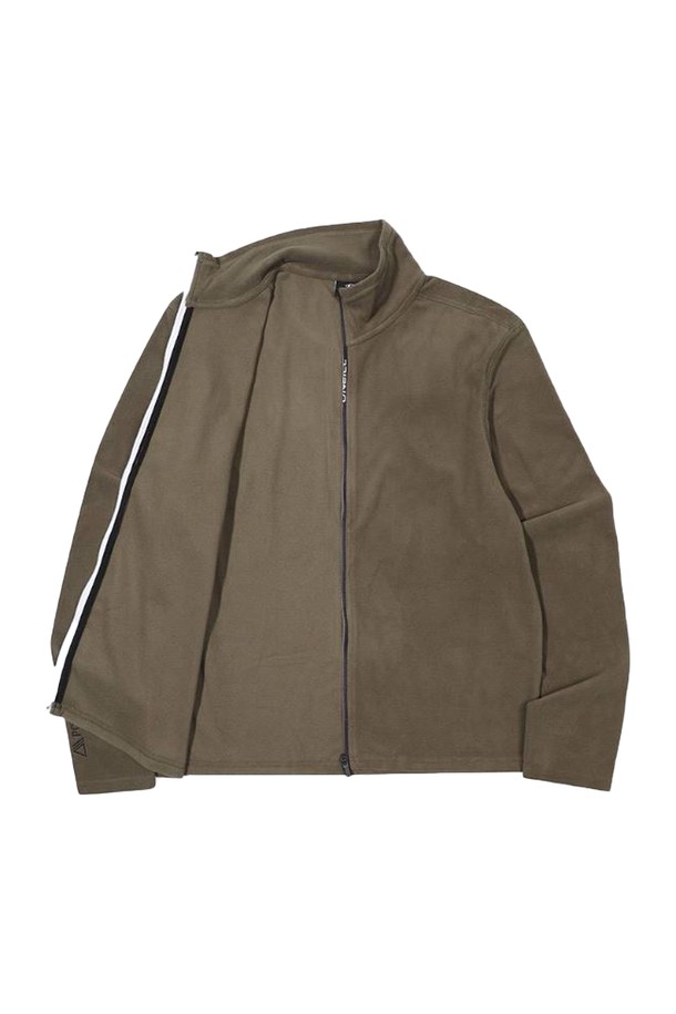 [오닐] 24F/W 남성 폴라텍 FZ 플리스 재킷 OMTHNI421-816은 가을, 겨울 시즌 남성 고객을 위한 아우터입니다. 부드러운 촉감의 폴리에스터 플리스 소재와 보온 기능으로 일상 및 아웃도어 활동에 적합하며, 스포티하고 캐주얼한 스타일을 연출합니다. 슬림핏 디자인과 중간 두께감으로 편안한 착용감을 제공하며, 집업 스타일로 간편하게 입고 벗을 수 있습니다. 카키 컬러 바탕에 로고 패턴으로 포인트를 주었으며, 재활용 소재를 사용하여 환경까지 생각한 제품입니다. 등산룩, 가을 나들이룩, 겨울 데일리룩 등 다양한 TPO에 활용 가능한 플리스 재킷입니다.
