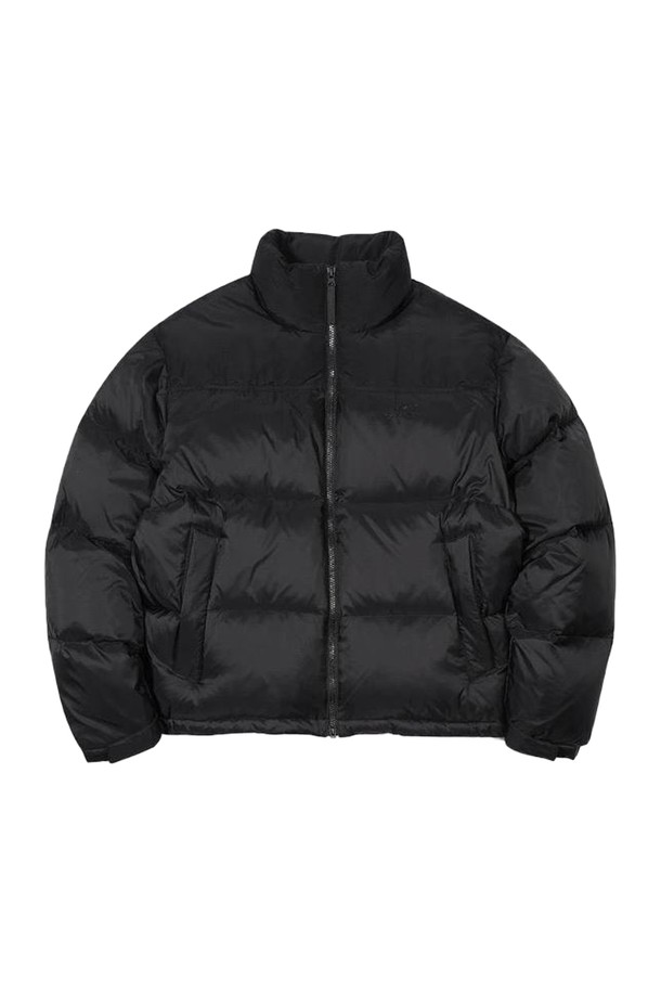 [오닐] 24/FW 공용 벨리 덕다운 점퍼 OUDMN4104-199는 겨울철 추위를 막아줄 덕다운 충전재의 숏패딩입니다. 블랙 색상에 무지 디자인으로, 스포티와 캐주얼 스타일을 모두 소화할 수 있습니다. 오버핏으로 제작되어 편안한 착용감을 제공하며, 일상 및 스포츠 활동 모두에 적합합니다. 긴 소매와 집업 여밈 방식, 부드러운 촉감의 나일론 소재를 사용하여 보온성과 경량성을 동시에 잡았습니다.
