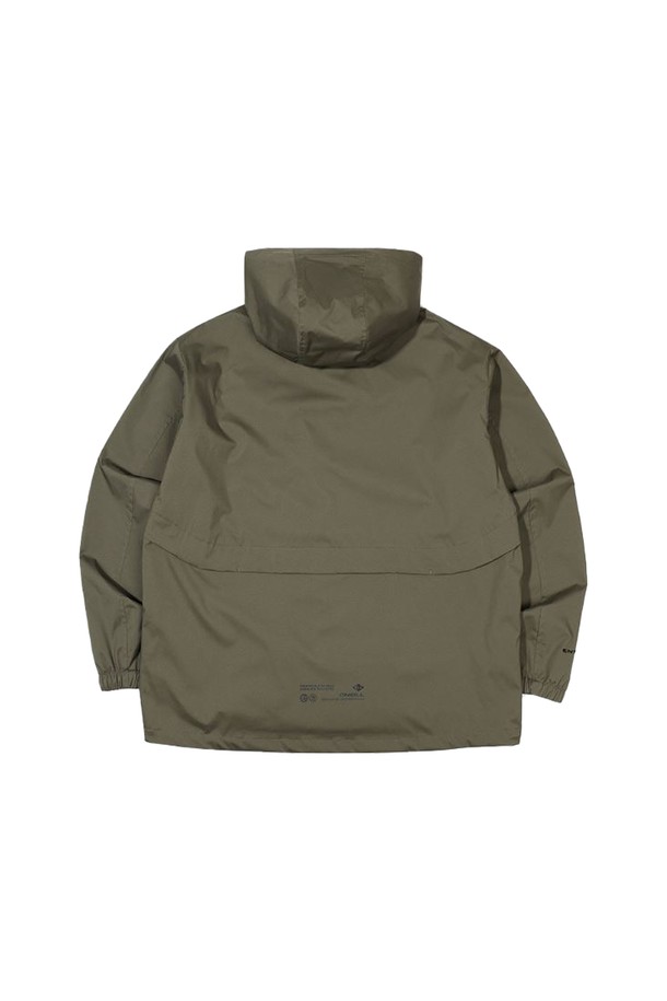 [오닐] 24/FW 남성 엔트란트 2.5L 레인 점퍼 OMJUN3103-816은 아웃도어 활동과 일상에서 모두 활용 가능한 남성용 레인 점퍼입니다. 카키 컬러의 무지 디자인으로 어떤 스타일에도 쉽게 매치할 수 있으며, 스포티하면서도 아웃도어 무드를 연출합니다. TORAY ENTRANT 2.5레이어 방수 소재를 사용하여 방수 및 생활 방수 기능을 제공하며, 드롭숄더 라인과 루즈핏으로 편안한 착용감을 선사합니다. 윈드브레이커 스타일의 긴 소매 점퍼로, 가을, 겨울철 등산룩, 여행룩, 가을 나들이룩에 적합하며, 스포티, 고프코어, 미니멀 스타일을 즐기는 분들께 추천합니다. 방수 지퍼, 카라비너 디테일, 어깨와 가슴 부분 심실링 처리 등 섬세한 디테일이 돋보입니다.
