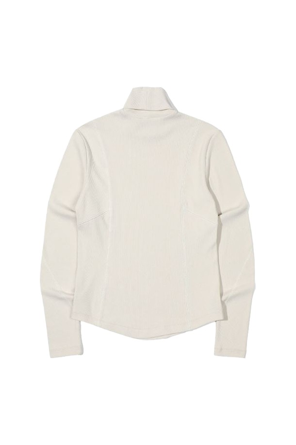 [오닐] 24/FW 여성 텐더 하이넥 긴팔 티셔츠 OWTHN7152-103은 부드러운 레이온 혼방 소재로 제작되어 가을, 겨울 시즌 데일리룩을 위한 편안함을 선사합니다. 슬림핏에 하이넥 디자인, 골지 패턴이 적용되어 미니멀, 클래식, 걸리시 스타일을 연출하며, 어깨선에 맞춰 슬림하게 떨어지는 핏과 여성스러운 실루엣을 잡아주는 절개 라인, 밑단 햄라인 포인트가 특징입니다. 모임룩과 카페룩 등 다양한 TPO에 활용할 수 있는 활용도 높은 아이템입니다.
