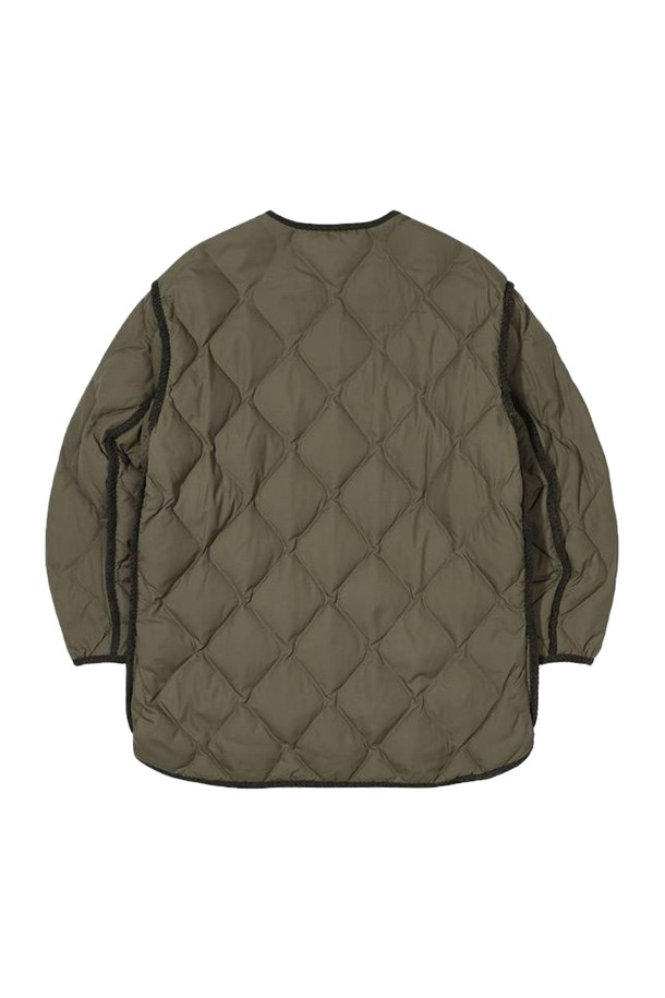 [오닐] 24/FW 여성 헬렌 덕다운 퀼팅 넥리스 점퍼 OWDLN8101-816는 가을과 겨울철, 캐주얼과 스포티한 스타일을 연출하기 좋은 여성 덕다운 점퍼입니다. 카키 색상으로, 미디엄 기장의 퀼팅 디자인이 특징입니다. 덕다운 80%, 덕페더 20% 충전재와 부드러운 촉감의 소재로 따뜻하고 편안한 착용감을 제공합니다. 라운드 아우터 포켓과 코듀로이 트림 디테일, 소매 웨이브 로고가 디자인 포인트를 더하며, 버튼 여밈 방식과 슬림핏, 레귤러핏, 루즈핏으로 다양한 핏을 연출할 수 있습니다. 겨울 데일리룩, 산책룩, 여행룩에 활용하기 좋은 아이템입니다.
