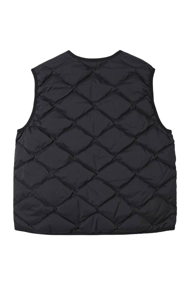 [오닐] 24/FW 여성 리나 덕다운 퀼팅 숏 베스트 OWVDN8102-199는 가을과 겨울 시즌, 일상과 아웃도어 활동 모두에 활용 가능한 여성용 숏 베스트입니다. 블랙 컬러의 슬림핏 디자인으로, 덕다운 80%와 덕페더 20% 충전재를 사용하여 보온성을 높였습니다. 퀼팅 패턴과 아웃포켓 니트 디테일이 특징이며, 하이브리드 기능성 디자인으로 캐주얼하고 스포티한 스타일을 연출합니다. 민소매 디자인에 집업 방식으로 편안하게 착용 가능하며, 부드러운 촉감으로 겨울 데일리룩, 산책룩, 여행룩에 활용하기 좋습니다. 경량 퀼팅 패턴과 두꺼운 두께감으로 따뜻함과 스타일을 동시에 잡았습니다.
