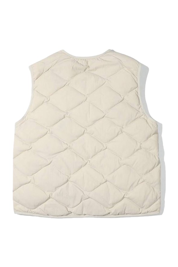 [오닐] 24/FW 여성 리나 덕다운 퀼팅 숏 베스트 OWVDN8102-508는 가을과 겨울철에 따뜻하게 입을 수 있는 여성용 숏 베스트입니다. 라이트 베이지 색상의 이 베스트는 나일론과 폴리에스터 혼방 소재로 제작되었으며, 립스탑 소재와 PU 코팅으로 내구성을 높였습니다. 덕다운 충전재(오리솜털 80%, 오리깃털 20%)를 사용하여 뛰어난 보온성을 제공하며, 퀼팅 패턴과 곡선 라인 디자인으로 캐주얼하면서도 스포티한 스타일을 연출합니다. 민소매, 집업 방식에 슬림핏과 스탠다드핏을 모두 아우르는 디자인으로, 일상, 산책, 여행 등 다양한 TPO에 활용 가능합니다.
