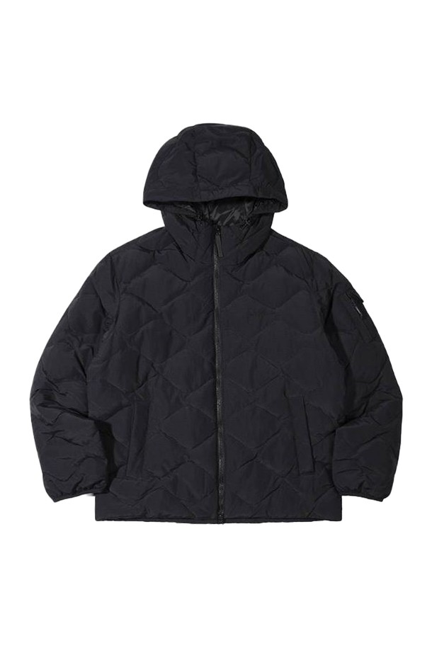 오닐 24/FW 남성 러스틀 덕다운 후디 점퍼 OMDLN4103-199는 가을, 겨울에 적합한 남성용 아우터입니다. 블랙 컬러의 물결 퀼팅 패턴이 돋보이는 캐주얼, 스포티 스타일의 덕다운 점퍼로, 아웃도어 활동, 여행, 일상에서 폭넓게 활용할 수 있습니다. 두꺼운 두께감과 부드러운 촉감의 나일론, 폴리에스터 혼방 소재로 제작되었으며, 오리 솜털 80%, 오리 깃털 20% 충전재를 사용하여 보온성을 높였습니다. 후드 부착형 디자인에 소매 아웃포켓 디테일, 캠핑무드를 더하여 실용성과 스타일을 동시에 잡았습니다. 슬림핏, 스탠다드핏, 루즈핏으로 다양한 핏을 연출할 수 있으며, 여행룩, 캠핑룩, 겨울 데일리룩에 잘 어울립니다.
