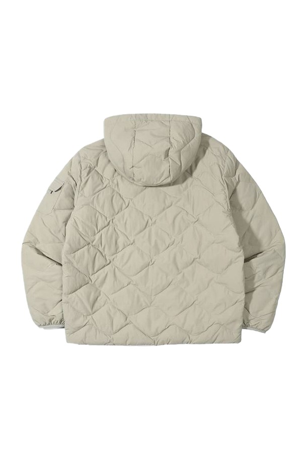 [오닐] 24/FW 남성 러스틀 덕다운 후디 점퍼 OMDLN4103-510은 아웃도어, 여행, 일상에서 폭넓게 활용 가능한 남성용 덕다운 점퍼입니다. 다크베이지 색상의 웨이브 퀼팅 디자인, 후드 디테일, 소매 아웃포켓으로 캐주얼과 스포티한 무드를 연출합니다. 보온성이 뛰어난 두꺼운 두께감과 부드러운 촉감, 긴 소매 기장으로 가을, 겨울 계절에 적합하며, 슬림핏, 레귤러핏, 루즈핏 등 다양한 핏으로 출시되었습니다. 가볍고 따뜻한 덕다운 충전재와 나일론, 폴리에스테르, 덕페더 소재 혼방으로 제작되어 캠핑룩, 여행룩 등 TPO에 맞춰 활용하기 좋습니다.
