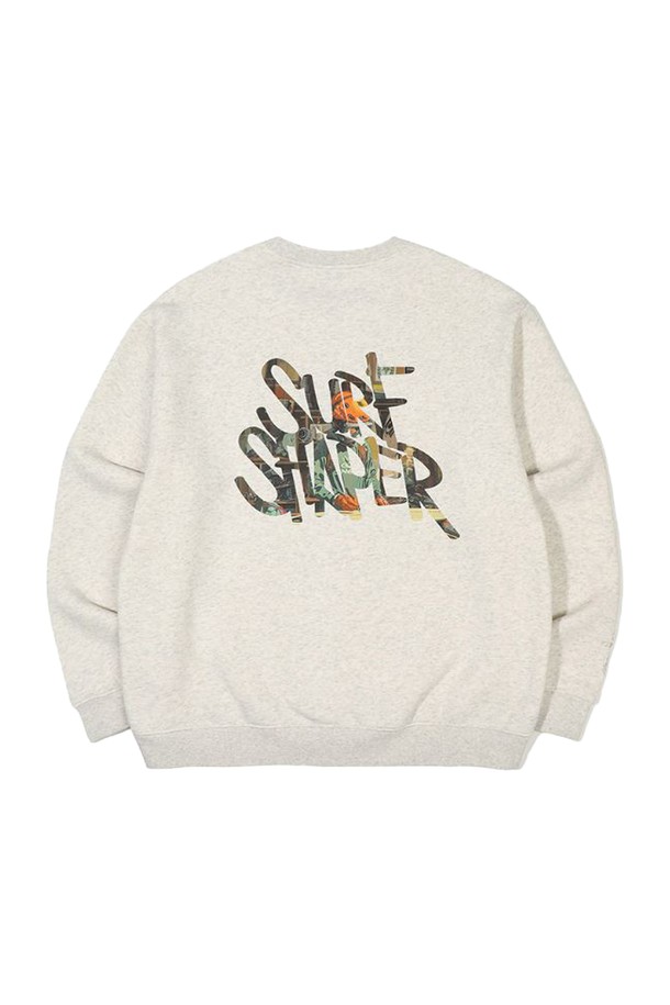 [오닐] 24/FW 남성 서프 쉐이퍼 맨투맨 OMTRN4159-515는 트렌디한 스타일을 추구하는 남성을 위한 맨투맨입니다. 오트 밀크 컬러의 부드러운 촉감과 기모 안감으로 가을, 겨울철 따뜻하게 착용할 수 있습니다. 아웃도어 활동, 여행, 일상에서 활용하기 좋으며, 여행룩과 가을 나들이룩에 잘 어울립니다. 면, 폴리에스터, 폴리우레탄 혼방 소재로 제작되었으며, 서프 그래픽 패턴과 오버핏 디자인이 특징입니다. 소매는 긴소매에 라운드넥으로, 형태 안정성이 뛰어나며 약간의 신축성이 있습니다.
