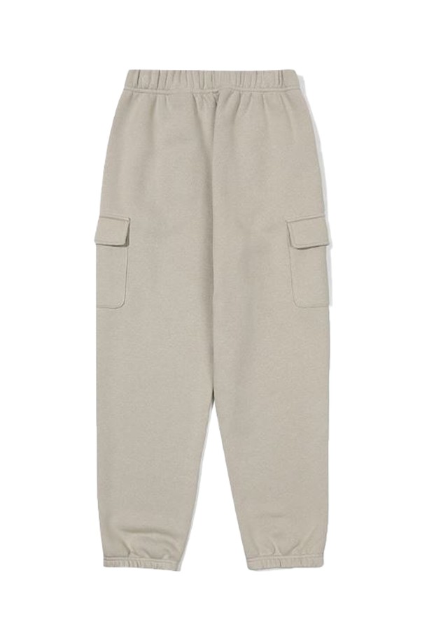 [오닐] 24/FW 여성 워딩 카고 조거 팬츠 OWPTN8151-509는 편안함과 스타일을 동시에 만족시키는 여성용 조거 팬츠입니다. 부드러운 면, 폴리에스테르 혼방 소재로 제작되어 따뜻하고 포근한 착용감을 선사하며, 기모 안감으로 보온성을 높였습니다. 허리 밴딩과 조거핏 디자인으로 활동성을 보장하며, 넉넉한 루즈핏으로 편안하게 착용 가능합니다. 베이지 컬러에 사이드 카고 포켓 디테일이 더해져 캐주얼하면서도 스포티한 무드를 연출하며, 겨울철 데일리룩, 집콕룩, 산책룩 등 다양한 TPO에 활용하기 좋습니다.

