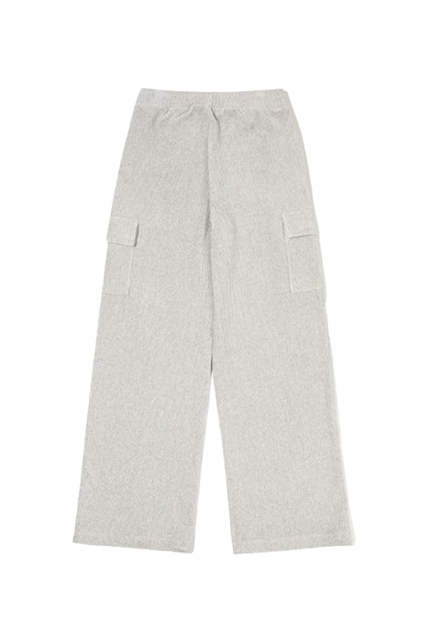 [오닐] 24/FW 여성 노벨 코듀로이 스트레이트 카고 팬츠 OWPTN8153-188는 가을, 겨울 시즌 데일리 웨어로 활용하기 좋은 여성 카고 팬츠입니다. 라이트 밀란지 그레이 컬러의 부드러운 코듀로이 소재에 기모 안감을 더해 포근한 착용감을 선사합니다. 사이드 카고 포켓 디자인으로 실용성을 높였으며, 밀란 선염사를 사용하여 은은한 멋을 더했습니다. 슬림핏, 스탠다드핏, 루즈핏, 오버핏 등 다양한 핏으로 연출 가능하며, OWJUN8153, OWTFN8754와 함께 세트 착용하여 더욱 스타일리시하게 코디할 수 있습니다. 캐주얼, 클래식, 미니멀 스타일의 가을 나들이룩, 겨울 데일리룩에 활용해보세요.
