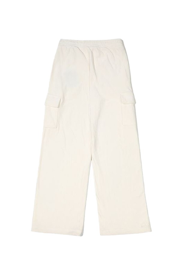 [오닐] 24/FW 여성 노벨 코듀로이 스트레이트 카고 팬츠 OWPTN8153-103는 가을, 겨울 시즌을 위한 여성용 카고 팬츠입니다. 크림 컬러의 이 바지는 부드러운 촉감의 코듀로이 소재로 제작되었으며, 두꺼운 두께감과 기모 안감으로 따뜻함을 더했습니다. 슬림핏, 스탠다드핏, 루즈핏으로 다양한 스타일 연출이 가능하며, 데일리룩과 가을 나들이룩에 적합합니다. 사이드 카고 포켓이 디자인 포인트로, 캐주얼, 클래식, 미니멀 스타일을 즐기는 여성분들께 추천합니다. 스트레이트 핏으로 다리가 길어 보이는 효과를 줍니다.
