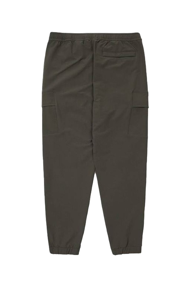 [오닐] 24/FW 남성 다윈 브러쉬 조거 팬츠 OMPTN4117-816는 가을, 겨울 시즌에 적합한 남성용 조거 팬츠입니다. 카키 색상의 이 바지는 일상, 워킹, 스포츠 활동에 적합하며, 스포티하고 캐주얼한 스타일을 연출합니다. 부드러운 촉감의 나일론, 폴리우레탄 혼방 소재로 제작되었으며, 브러쉬드 안감으로 보온성을 높였습니다. 밴딩 처리와 슬림, 레귤러, 루즈, 오버 핏으로 다양한 핏을 제공하며, 무지 디자인에 카고 포켓 디테일이 더해져 실용성을 더했습니다. 신축성 있는 소재로 편안한 착용감을 선사하며, 가을 나들이룩, 겨울 데일리룩, 산책룩 등 다양한 TPO에 활용하기 좋습니다.
