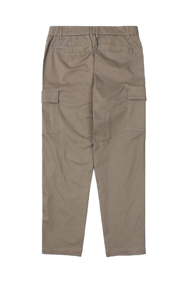 [오닐] 24/FW 남성 에렛 조거 팬츠 OMPTN4119-510은 다크 베이지 컬러의 남성용 조거 팬츠입니다. 가을, 겨울 시즌에 적합하며, 캐주얼, 미니멀, 워크웨어 스타일을 연출할 수 있습니다. 면과 폴리우레탄 혼방의 약피치 코튼 소재로 제작되어 부드러운 촉감과 우수한 스트레치성을 제공합니다. 보온성이 뛰어나고, 밴딩 처리와 레귤러 핏으로 편안한 착용감을 선사하며, 좌우 카고 포켓과 후면 브러쉬 가공으로 실용성과 디자인을 더했습니다. 겨울 데일리룩, 동네 마실룩, 캠핑룩 등 다양한 TPO에 활용하기 좋습니다.
