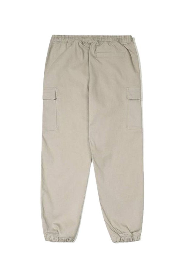 [오닐] 24/FW 남성 베리 브러쉬 조거 팬츠 OMPTN4118-510는 다크베이지 컬러의 남성용 조거 팬츠입니다. 가을, 겨울 시즌에 적합하며, 부드러운 촉감의 브러쉬드 면, 폴리우레탄 혼방 소재로 제작되어 편안한 착용감을 제공합니다. 스탠다드핏으로 제작되었으며 기모 안감이 있어 보온성을 높였습니다. 허리 조절 스트링과 외부 포켓, 밴딩 처리로 활동성을 더했으며, 캐주얼, 스포티, 미니멀 스타일을 연출하기 좋습니다. 겨울철 데일리룩, 집콕룩, 산책룩 등 다양한 TPO에 활용할 수 있습니다.
