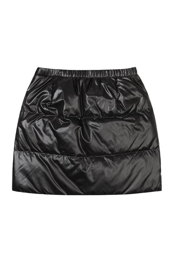 [오닐] 24F/W 여성 벨리 덕다운 스커트 OWPKN8105-199는 겨울철 캐주얼룩을 위한 필수 아이템입니다. 부드러운 촉감의 폴리에스터 소재와 덕다운 80%, 덕페더 20% 충전재로 제작되어 뛰어난 보온성과 가벼운 착용감을 제공합니다. A라인 및 스트레이트 핏으로 다양한 스타일 연출이 가능하며, 밑단 스트링 조절로 핏을 조절할 수 있습니다. 립스탑 원단과 광택감 있는 소재가 특징이며, 일상, 산책, 여행 등 다양한 TPO에 활용하기 좋습니다. 블랙 색상의 무지 디자인으로 어떤 상의와도 손쉽게 매치하여 미니멀하고 클래식한 스타일을 완성할 수 있습니다.
