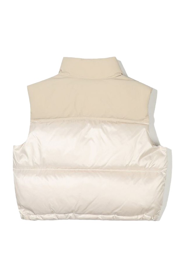 [오닐] 24/FW 여성 벨리 덕다운 스탠넥 베스트 OWVDN8105-103는 가을, 겨울 시즌에 활용하기 좋은 여성 덕다운 베스트입니다. 크림 컬러의 무지 디자인으로 일상, 스포츠 등 다양한 TPO에 매치하기 좋으며, 캐주얼, 미니멀, 스포티한 스타일 연출에 용이합니다. 가볍고 따뜻한 경량 덕다운 충전재와 은은한 광택감이 돋보이며, 2WAY 지퍼와 밑단 스트링 조절 기능으로 편안한 착용감을 선사합니다. 스탠다드핏과 슬림핏 두 가지 연출이 가능하며, 유니크한 곡선 라인으로 여성스러운 실루엣을 강조합니다. 동네 마실룩, 산책룩, 겨울 데일리룩 등 폭넓게 활용할 수 있는 실용적인 아이템입니다.
