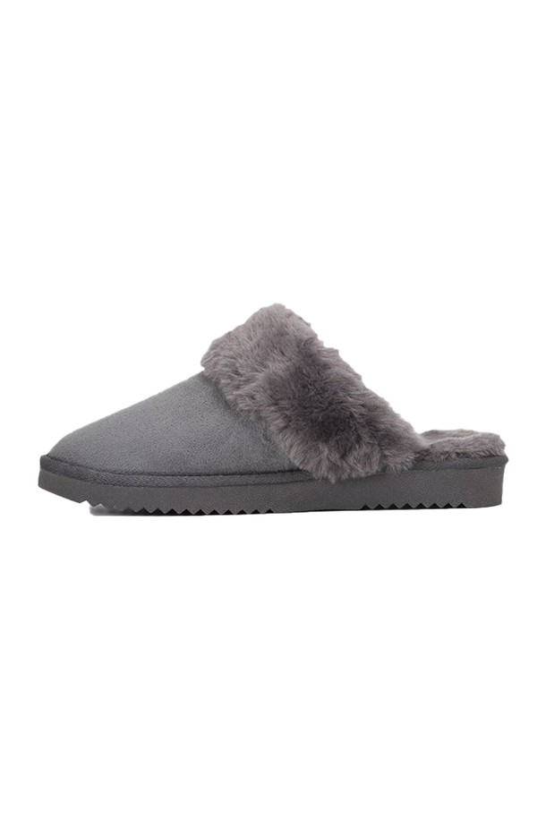 [오닐] 24/FW 여성 폼니오 슬라이더 OWSLNI428-190는 부드러운 폴리에스테르 소재에 퍼 안감을 더해 가을, 겨울철 따뜻하게 신을 수 있는 여성 슬라이더입니다. 둥근 앞코와 오픈형 디자인으로 편안한 착용감을 제공하며, 무지 스타일로 어떤 룩에도 잘 어울립니다. 집콕룩, 산책룩 등 캐주얼하고 미니멀한 스타일을 연출하기에 좋습니다. 그레이 컬러로 다양한 의상에 매치하기 용이하며, 플랫 굽과 슬리퍼형 탑라인으로 편안함을 더했습니다. 실내화로도 활용 가능한 퍼 장식이 돋보이는 슬라이더입니다.
