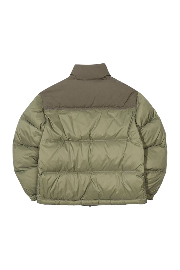 [오닐] 24/FW 공용 벨리 덕다운 점퍼 OUDMN4104-816는 가을, 겨울 시즌에 적합한 남녀 공용 덕다운 점퍼입니다. 카키와 올리브 두 가지 색상으로 제공되며, 일상 및 스포츠 활동 모두에 활용 가능합니다. 보온성과 방풍 기능을 갖춘 두꺼운 두께의 패딩 코트로, 오버핏 디자인과 부드러운 촉감이 특징입니다. 캐주얼, 스포티, 미니멀 스타일을 추구하는 분들께 추천하며, 캠핑룩, 등산룩에도 잘 어울립니다. 무지 디자인에 집업 여밈 방식으로 편리함을 더했습니다.
