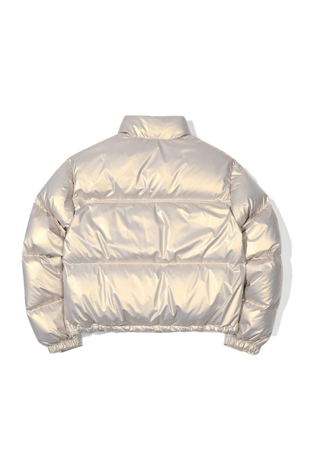 [오닐] 24/FW 여성 벨리 덕다운 점퍼 OWDMN8104-205는 겨울철 일상 및 스포츠 활동에 적합한 여성용 덕다운 점퍼입니다. 부드러운 촉감의 베이지 컬러 무지 디자인에 오버핏 크롭 기장으로 스포티하고 캐주얼한 스타일을 연출합니다. 집업 여밈 방식과 긴 소매, 퍼프 디자인으로 활동성과 스타일을 동시에 잡았으며, 경량 덕다운 충전재와 두꺼운 두께로 보온성을 높였습니다. 캠핑룩, 등산룩 등 다양한 TPO에 활용 가능하며 미니멀한 스타일을 즐기는 분들께 추천합니다. 광택감이 은은하게 감도는 숏패딩으로 세련된 룩을 완성해 보세요.
