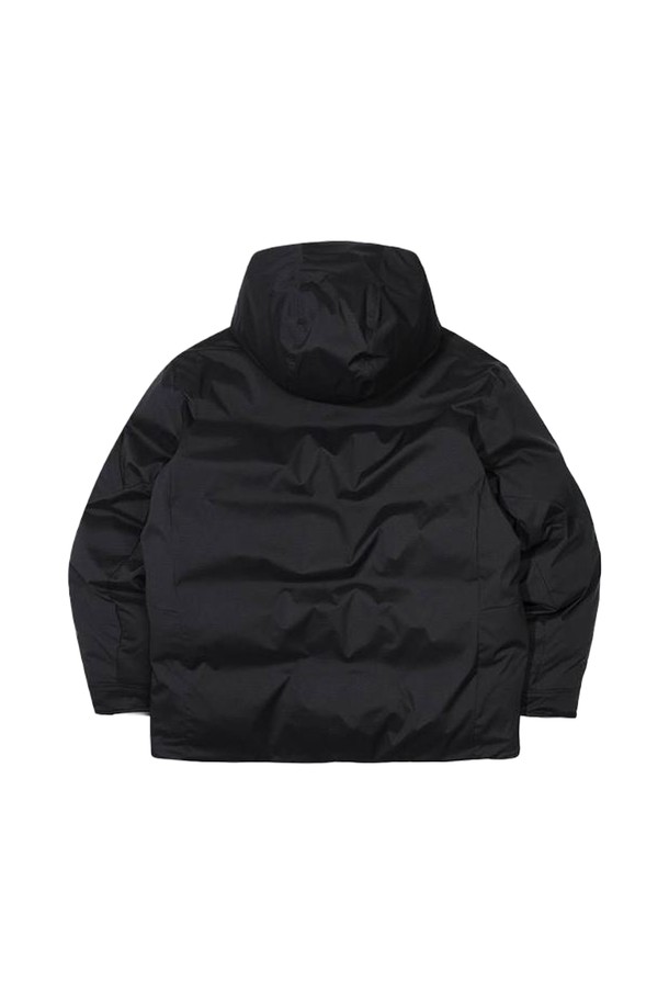 [오닐] 24/FW 남성 엔트란트2.5L 덕다운 헤비 후디 점퍼 OMDHN4109-199는 겨울철 스포츠 활동과 일상생활 모두에 적합한 남성용 덕다운 점퍼입니다. 무지 패턴의 블랙 컬러로 어떤 스타일에도 쉽게 매치할 수 있으며, 레귤러핏으로 편안한 착용감을 제공합니다. 엔트란트2.5L 방수 기능과 보온성을 갖춰 추운 날씨에도 쾌적하게 활동할 수 있습니다. 등산룩, 여행룩, 고프코어 스타일을 즐겨 입는 남성에게 추천하는 두꺼운 두께의 후디 점퍼입니다. 집업 스타일로 간편하게 착용 가능하며, 긴 소매 기장으로 보온성을 높였습니다.
