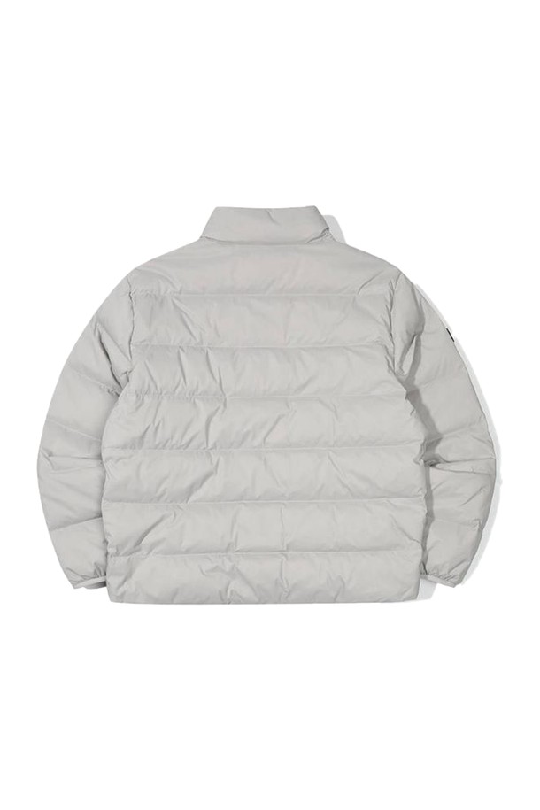 [오닐] 24/FW 남성 엘라 덕다운 스탠넥 점퍼 OMDMN4106-109는 일상, 스포츠 활동에 적합한 남성용 덕다운 점퍼입니다. 캐주얼, 스포티, 미니멀 스타일을 추구하는 남성분들을 위한 제품으로, 가을과 겨울에 따뜻하게 착용할 수 있습니다. 그레이 컬러의 무지 디자인에 레귤러핏과 레귤러 기장으로 제작되었으며, 집업 방식으로 간편하게 여밀 수 있습니다. 부드러운 촉감의 덕다운 소재, 두꺼운 두께로 보온성을 높였으며, 스탠넥 디자인과 긴소매, 패딩 타입으로 포근함을 더했습니다. 출근룩, 캠핑룩 등 다양한 TPO에 활용 가능하며, 가볍고 따뜻한 착용감을 제공합니다.
