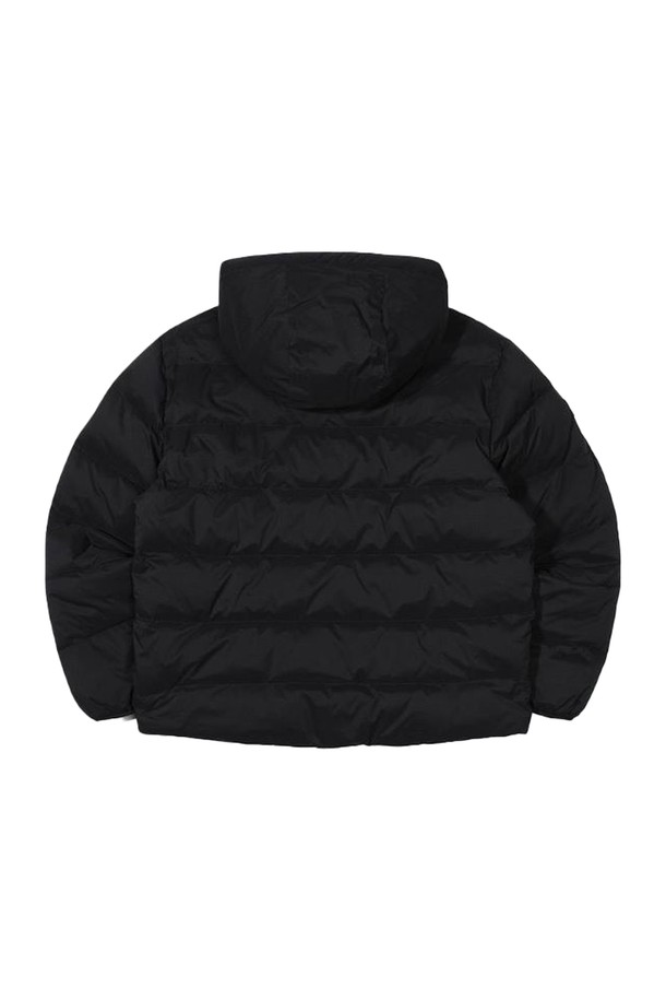 [오닐] 24/FW 남성 엘라 덕다운 후디 점퍼 OMDMN4107-199는 가을, 겨울 시즌 남성들을 위한 아우터입니다. 블랙 컬러의 무지 디자인으로, 스포티와 캐주얼 스타일을 모두 소화할 수 있습니다. 넉넉한 두께감의 덕다운 충전재와 방풍 기능을 갖춰 보온성을 높였으며, 부드러운 촉감으로 편안한 착용감을 선사합니다. 레귤러핏에 긴 소매 기장, 후디 디자인과 지퍼 포켓으로 실용성을 더했으며, 출근룩, 여행룩 등 다양한 TPO에 활용 가능합니다.
