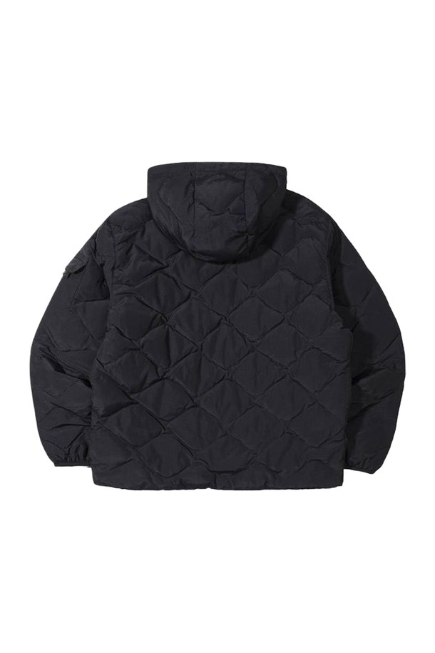 오닐 24/FW 남성 러스틀 덕다운 후디 점퍼 OMDLN4103-199는 가을, 겨울에 적합한 남성용 아우터입니다. 블랙 컬러의 물결 퀼팅 패턴이 돋보이는 캐주얼, 스포티 스타일의 덕다운 점퍼로, 아웃도어 활동, 여행, 일상에서 폭넓게 활용할 수 있습니다. 두꺼운 두께감과 부드러운 촉감의 나일론, 폴리에스터 혼방 소재로 제작되었으며, 오리 솜털 80%, 오리 깃털 20% 충전재를 사용하여 보온성을 높였습니다. 후드 부착형 디자인에 소매 아웃포켓 디테일, 캠핑무드를 더하여 실용성과 스타일을 동시에 잡았습니다. 슬림핏, 스탠다드핏, 루즈핏으로 다양한 핏을 연출할 수 있으며, 여행룩, 캠핑룩, 겨울 데일리룩에 잘 어울립니다.
