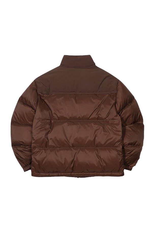 [오닐] 24/FW 공용 벨리 덕다운 점퍼 OUDMN4104-505는 가을, 겨울 시즌에 적합한 남녀 공용 덕다운 점퍼입니다. 브라운 컬러의 무지 디자인으로, 캐주얼하면서도 스포티한 스타일을 연출합니다. 넉넉한 오버핏에 긴 소매 기장, 두꺼운 두께감으로 보온성을 높였으며, 부드러운 촉감을 자랑합니다. 덕다운 충전재와 집업 여밈 방식, 여행, 캠핑, 등산 등 다양한 TPO에 활용 가능한 실용적인 아우터입니다. 보온성과 경량성을 갖춰 활동성을 더했습니다.
