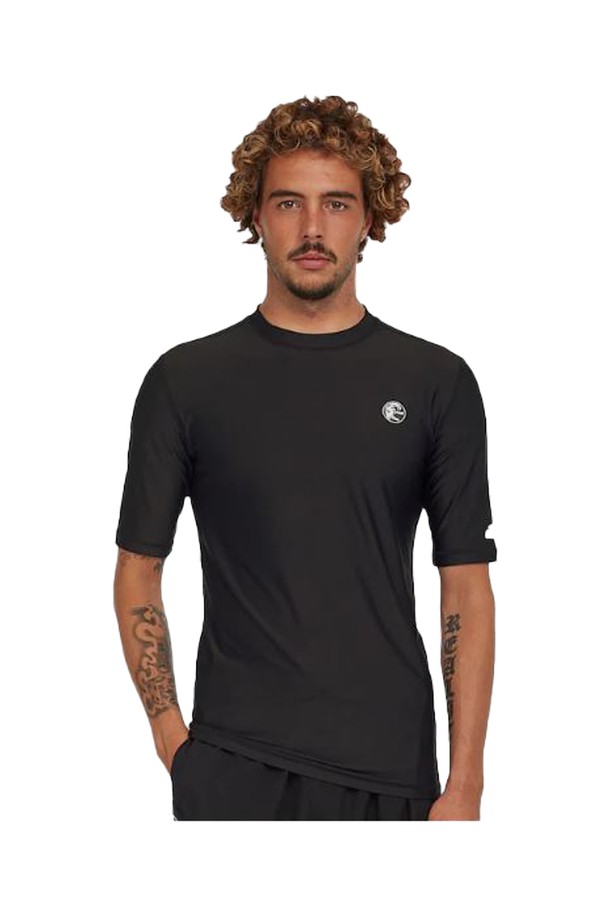 [오닐] 25/SS 남성 SKINS(스킨스) 래쉬가드 반팔 티셔츠 OMUTOI172-199는 여름철 수영, 레저, 워터스포츠를 즐기기에 적합한 남성용 래쉬가드입니다. 블랙 컬러의 스포티한 디자인으로, 슬림핏 라운드넥 반소매 스타일이며, 넉넉한 레귤러 기장으로 제작되었습니다. 폴리에스터, 스판덱스, 리사이클 폴리에스터 혼방 소재로 제작되어 신축성 있는 촉감을 제공합니다. UPF 50+ 기능으로 자외선 차단이 가능하며, 휴가룩, 여름 바캉스룩에 잘 어울리는 아이템입니다. 로고 프린트가 돋보이는 디자인으로 스포티한 스타일을 연출합니다.
