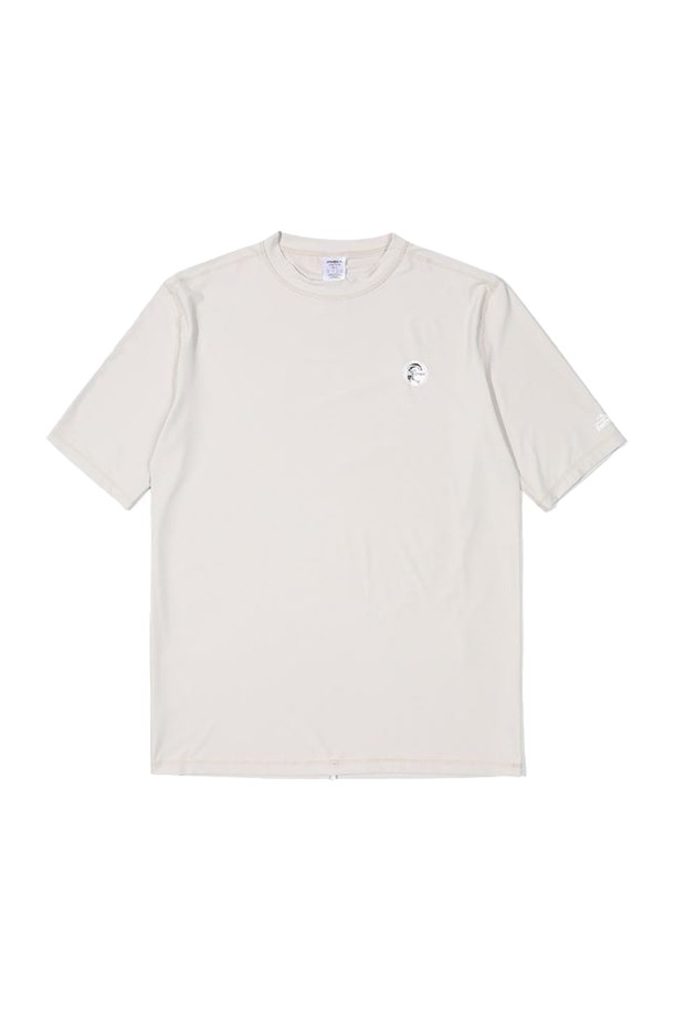 [오닐] 25/SS 남성 SKINS(스킨스) 래쉬가드 반팔 티셔츠 OMUTOI172-508는 여름철 수영 및 레저 활동에 적합한 남성용 래쉬가드입니다. 라이트 베이지 색상의 스포티한 스타일로, 슬림핏 디자인이 특징이며, 라운드넥과 반소매 기장으로 제작되었습니다. 폴리에스터, 스판덱스, 리사이클 폴리에스터 혼방 소재로 제작되어 편안한 착용감을 제공하며, UPF 50+ 자외선 차단 기능을 갖춰 자외선으로부터 피부를 보호합니다. 가슴 부분에는 오리지널 로고 프린트가 적용되어 디자인 포인트를 더했습니다.
