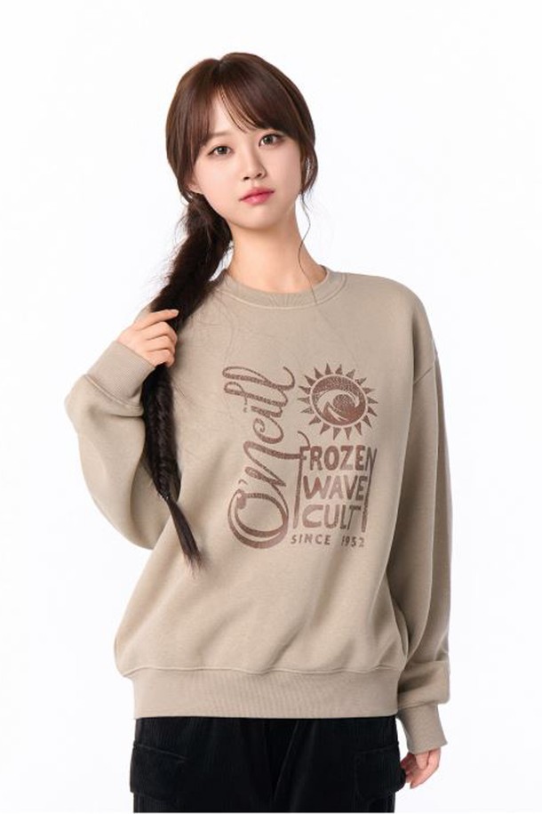 [오닐] 25/FW 여성 아나 맨투맨 OWTRO8151-508는 여성용 맨투맨으로, 가을, 겨울 시즌에 착용하기 좋습니다. 베이지 컬러에 루즈핏으로 제작되어 편안한 착용감을 선사하며, 라운드넥 디자인으로 어떤 스타일에도 잘 어울립니다. 면 소재로 제작되어 부드러운 촉감을 느낄 수 있으며, 두꺼운 두께감으로 보온성을 높였습니다. 캐주얼, 스포티, 미니멀 스타일을 즐겨 입는 분들께 추천하며, 산책룩이나 집콕룩으로 활용하기 좋습니다. 그래픽 프린트 디테일과 긴 소매가 특징입니다.
