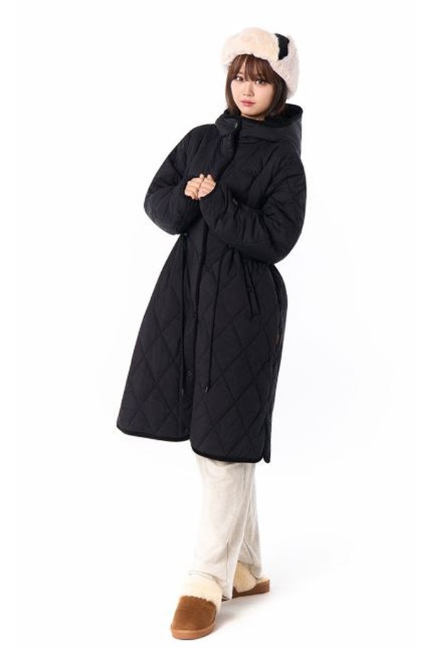 [오닐] 25/FW 여성 오비 써모어 퀼팅 후디 점퍼 OWJPO8102-199는 가을과 겨울, 일상 및 스포츠 활동에 적합한 여성용 점퍼입니다. 부드러운 촉감의 두꺼운 나일론 소재로 제작되어 보온성을 높였으며, 레귤러핏 디자인과 긴 소매, 후드 스타일로 편안한 착용감을 제공합니다. 캐주얼, 스포티, 미니멀 스타일을 모두 소화할 수 있으며, 퀼팅 패턴과 블랙 색상으로 어떤 TPO에도 잘 어울립니다. 산책, 출근, 등산룩 등 다양한 상황에서 활용할 수 있는 실용적인 아이템입니다. 집업 방식으로 간편하게 착용할 수 있습니다.
