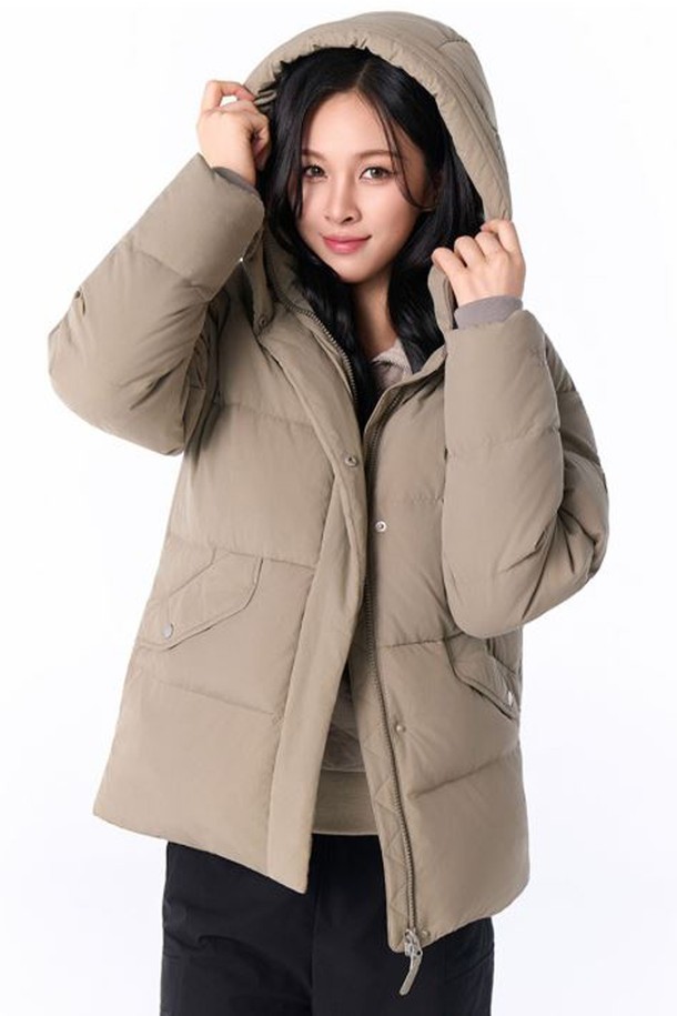 [오닐] 25/FW 여성 세르 덕다운 후디 점퍼 OWDMO8107-508는 일상과 스포츠 활동에 모두 적합한 여성용 덕다운 점퍼입니다. 베이지 컬러에 무지 패턴으로 디자인되어 캐주얼, 스포티, 미니멀 스타일을 연출하기 좋습니다. 두꺼운 두께감과 부드러운 촉감의 덕다운 소재로 제작되어 가을, 겨울철 보온과 방풍 기능에 뛰어납니다. 오버핏 디자인에 집업 여밈 방식, 숏 기장의 후드 점퍼로 산책룩, 캠핑룩 등 다양한 TPO에 활용할 수 있습니다. 긴 소매와 포켓 디테일이 돋보이는 이 점퍼는 편안함과 스타일을 동시에 만족시켜줍니다.
