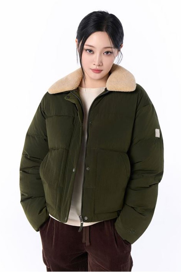 [오닐] 25/FW 여성 루아 덕다운 점퍼 OWDMO8106-816은 일상 및 스포츠 활동에 적합한 여성용 덕다운 점퍼입니다. 캐주얼, 스포티, 미니멀 스타일을 모두 아우르며, 겨울철 산책룩에 완벽한 조화를 선사합니다. 카키 컬러의 무지 디자인에 오버핏, 크롭 기장으로 세련된 핏을 연출하며, 부드러운 촉감의 숏패딩으로 편안함을 더했습니다. 긴 소매, 지퍼형 여밈 방식, 퍼 카라 디테일이 특징이며, 두꺼운 두께감으로 뛰어난 보온성을 제공합니다.
