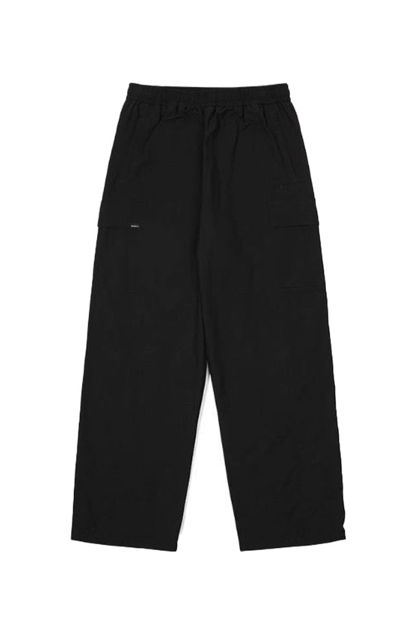 오닐 25F/W 여성 엘트 스트레이트 안감 팬츠 OWPTO8110-199는 일상과 스포츠 활동 모두에 적합한 여성용 스포츠 팬츠입니다. 블랙 컬러에 무지 디자인으로 어떤 스타일에도 쉽게 매치할 수 있으며, 가을, 겨울 시즌에 따뜻하게 착용할 수 있습니다. 스트레이트핏으로 편안한 착용감을 제공하며, 기본 안감이 있어 활동성을 높였습니다. 출근룩부터 피트니스룩까지 다양한 TPO에 활용할 수 있는 스포티, 미니멀, 캐주얼 스타일의 팬츠입니다. 25F/W 시즌을 맞아 새롭게 출시된 제품입니다.
