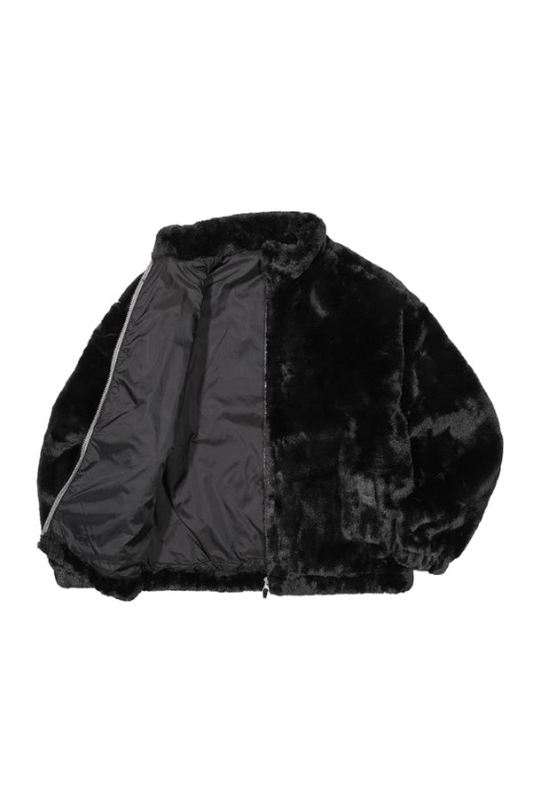 [오닐] 25/FW 여성 FWC'Cruz 인조 퍼 플리스 점퍼 OWJUOI301-199는 부드러운 촉감의 인조 퍼 플리스 소재로 제작된 여성 플리스 점퍼입니다. 가을과 겨울에 따뜻하게 착용할 수 있으며, 일상 및 스포츠 활동에 적합합니다. 레귤러핏에 무지 패턴, 긴 소매, 집업 여밈 방식으로 디자인되었으며, 보온성을 높였습니다. 스포티하면서도 캐주얼한 스타일로, 산책룩이나 캠핑룩에 활용하기 좋습니다. 미니멀한 디자인으로 다양한 스타일 연출이 가능합니다.
