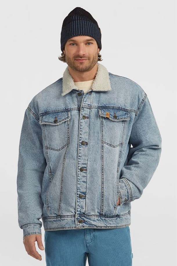 [오닐] 25/FW 남성 O'RIGINALS 데님 재킷 OMJUOI317-906은 가을과 겨울, 두 계절에 걸쳐 활용하기 좋은 남성용 데님 재킷입니다. 뻣뻣한 촉감과 두꺼운 두께감으로 튼튼한 내구성을 자랑하며, 캐주얼한 스타일을 연출하기에 적합합니다. 연청 컬러의 무지 디자인은 어떤 옷에도 쉽게 매치할 수 있으며, 레귤러핏으로 편안한 착용감을 제공합니다. 양털 카라 디테일이 돋보이며, 버튼 여밈 방식으로 간편하게 착용할 수 있습니다. 출근룩과 모임룩 등 다양한 TPO에 캐주얼, 클래식, 미니멀 스타일로 활용 가능합니다.
