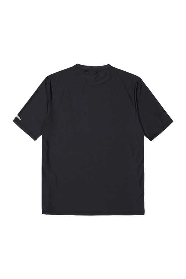 [오닐] 25/SS 남성 SKINS(스킨스) 래쉬가드 반팔 티셔츠 OMUTOI172-199는 여름철 수영, 레저, 워터스포츠를 즐기기에 적합한 남성용 래쉬가드입니다. 블랙 컬러의 스포티한 디자인으로, 슬림핏 라운드넥 반소매 스타일이며, 넉넉한 레귤러 기장으로 제작되었습니다. 폴리에스터, 스판덱스, 리사이클 폴리에스터 혼방 소재로 제작되어 신축성 있는 촉감을 제공합니다. UPF 50+ 기능으로 자외선 차단이 가능하며, 휴가룩, 여름 바캉스룩에 잘 어울리는 아이템입니다. 로고 프린트가 돋보이는 디자인으로 스포티한 스타일을 연출합니다.
