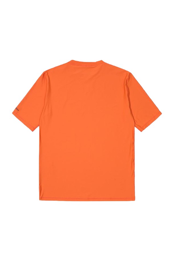 [오닐] 25/SS 남성 SKINS 래쉬가드 반팔 티셔츠 OMUTOI172-301는 시원하고 스포티한 스타일을 연출하는 남성용 래쉬가드 반팔 티셔츠입니다. 봄, 여름 시즌 수영, 레저 활동에 적합하며, 휴가룩, 여름 바캉스룩을 위한 완벽한 아이템입니다. 오렌지 컬러에 로고 프린트가 돋보이며, 슬림핏 디자인으로 활동성을 높였습니다. 자외선 차단(UPF 50+) 및 UV 차단 기능이 있어 야외 활동 시 피부를 보호하며, 신축성 있는 리사이클 폴리에스터, 스판덱스 혼방 소재로 편안한 착용감을 제공합니다.
