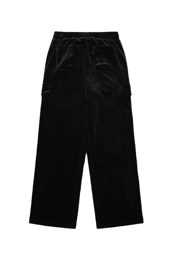 [오닐] 25F/W 여성 로에 코듀로이 와이드 팬츠 OWPTO8154-199는 가을, 겨울 시즌을 위한 여성용 와이드 팬츠입니다. 캐주얼, 미니멀, 클래식 스타일을 아우르는 디자인으로, 블랙 컬러의 무지 패턴이 특징입니다. 두께감 있는 코듀로이 소재로 제작되어 따뜻하고 편안한 착용감을 제공합니다. 와이드핏으로 편안함을 강조하며 일상복으로 활용하기 좋습니다. 다양한 상의와 매치하여 스타일리시한 룩을 연출할 수 있습니다.
