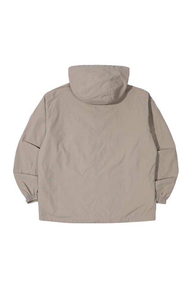 [오닐] 25/FW 남성 로이스 후디 점퍼 OMJUO3101-508는 가을, 겨울 시즌에 안성맞춤인 남성용 후디 점퍼입니다. 캐주얼하고 스포티한 스타일의 베이지 컬러 무지 디자인으로, 일상과 스포츠 활동 모두에 활용하기 좋습니다. 넉넉한 두께감의 나일론 소재로 제작되어 부드러운 촉감과 방풍 기능을 제공하며, 레귤러핏 디자인과 집업 여밈 방식으로 편안한 착용감을 선사합니다. 출근룩과 캠핑룩 등 다양한 TPO에 활용 가능하며, 후드와 지퍼 디테일이 돋보이는 점퍼입니다.
