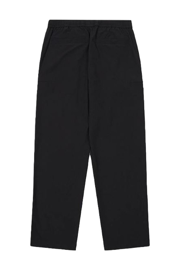 [오닐] 25/FW 남성 린츠 루즈 카고 팬츠 OMPTO3102-199는 가을, 겨울 시즌에 어울리는 남성용 카고 팬츠입니다. 블랙 컬러의 무지 디자인으로, 캐주얼 및 스포티 스타일을 연출하기 좋습니다. 루즈핏으로 편안한 착용감을 제공하며, 일상복으로 활용하기에 적합합니다. 린츠 루즈 카고 팬츠는 실용적인 카고 포켓 디테일로 포인트를 더했습니다.
