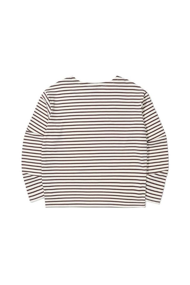 **[오닐] 25/FW 여성 아벨 라운드 티셔츠 OWTRO7151-505**는 여성스러운 라운드 넥 디자인의 긴소매 티셔츠입니다. 가을과 겨울에 어울리는 베이직하고 캐주얼한 스타일로, 데일리룩과 출근룩에 활용하기 좋습니다. 화이트와 브라운 컬러의 단가라(스트라이프) 패턴이 적용되어 미니멀하면서도 클래식한 무드를 연출합니다. 레귤러 핏으로 편안한 착용감을 선사하며, 다양한 하의와 매치하여 스타일리시한 룩을 완성할 수 있습니다.
