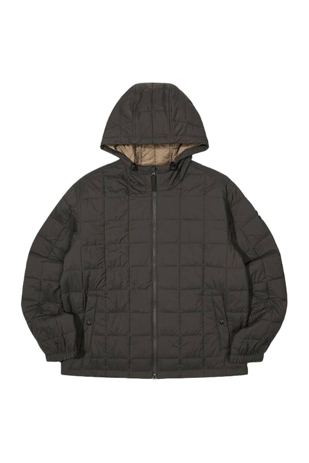 [오닐] 25/FW 남성 빈터 써모어 퀼팅 후디 점퍼 OMJPO4103-821은 캐주얼, 스포티, 미니멀 스타일을 추구하는 남성을 위한 아우터입니다. 다크 카키 색상의 이 점퍼는 가을과 겨울에 적합하며, 퀼팅 패턴과 레귤러핏 디자인으로 편안한 착용감을 제공합니다. 나일론 소재와 두꺼운 두께로 보온성을 높였으며, 집업 여밈 방식과 긴 소매, 후드, 방풍 기능을 갖춰 실용성을 더했습니다. 밑단 스트링과 안감 처리로 디테일을 살린 점퍼로, 일상생활에서 스타일리시하게 연출할 수 있습니다.
