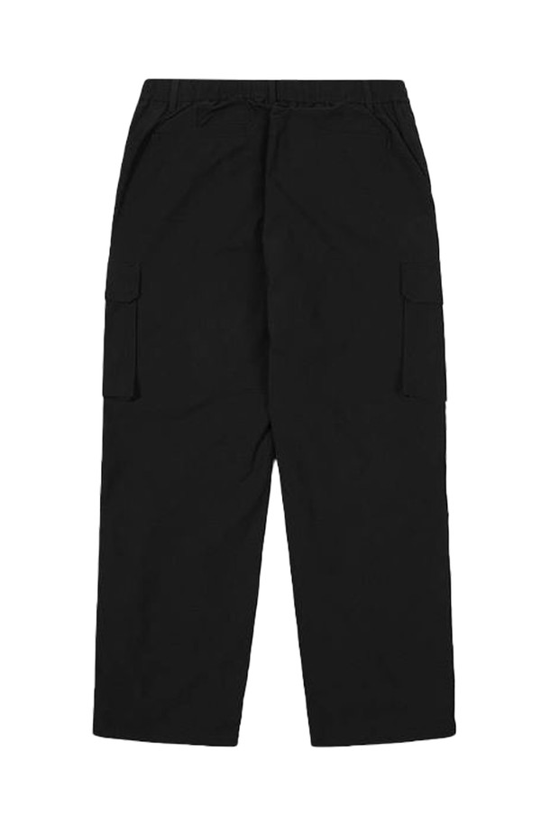 [오닐] 25/FW 남성 엘트 스트레이트 안감 팬츠 OMPTO4114-199는 스포츠와 일상에서 모두 활용 가능한 남성용 스포츠 팬츠입니다. 가을, 겨울 시즌에 적합하며, 스포티한 스타일을 연출할 수 있습니다. 블랙 컬러의 무지 디자인으로, 스트레이트핏과 기본 안감이 적용되어 편안한 착용감을 제공합니다. 밴딩 처리되어 활동성을 높였으며, 피트니스룩과 러닝룩에 적합합니다. 캐주얼, 미니멀 스타일로도 활용 가능하여 활용도가 높습니다.
