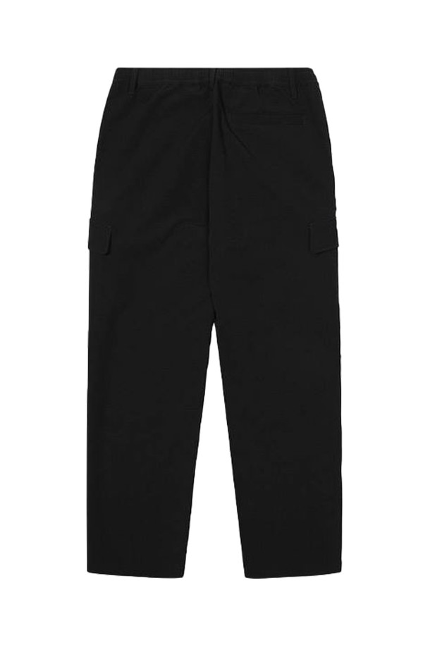 [오닐] 25/FW 남성 디온 스탠다드 팬츠 OMPTO4112-199는 가을, 겨울 시즌에 착용하기 좋은 남성용 트레이닝/조거 팬츠입니다. 블랙 컬러에 베이직하고 스포티한 스타일로, 일상복뿐만 아니라 출근룩으로도 활용할 수 있습니다. 레귤러핏으로 편안하게 착용 가능하며, 기모 안감과 보온 기능, 신축성 있는 소재로 활동성을 높였습니다. 나일론과 폴리우레탄 혼방의 부드러운 촉감과 로고 패턴이 특징이며, 미니멀하고 캐주얼한 스타일을 연출합니다.
